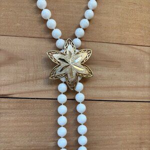 Vintage 1975 Sarah Coventry 'White Charmer' necklace-white acrylic beads